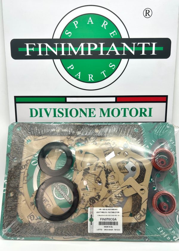 Juego Juntas completo adaptable a (8205081) Lombardini 3LD 450 y 3LD 510 VALIDO PARA MOTORES LOMBARDINI LDA80, LDA450, LDA510, 3LD450 Y 3LD 510. INCLUYE TODAS LAS JUNTAS DEL MOTOR: JUNTAS DE CULATA, ADMISION, ESCAPE, BALANCINES, GOMAS DE TUBOS, CARTER, DISTRIBUCION, VOLANTE ETC. INCLUYE RETENES CIGÜEÑAL