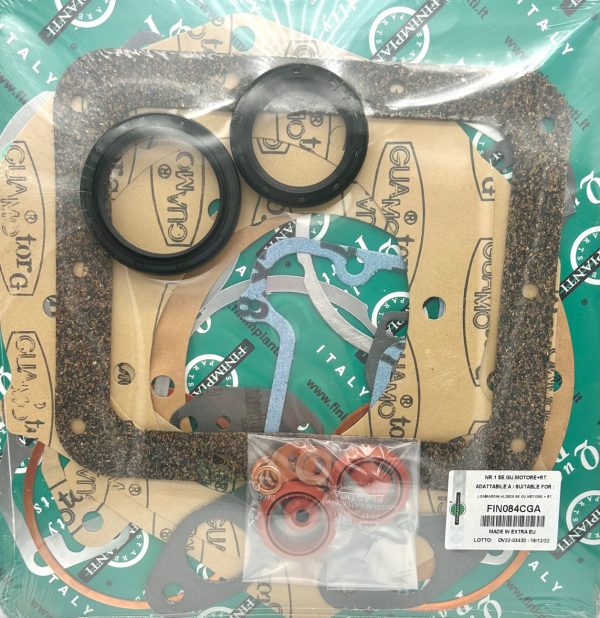 JUEGO DE JUNTAS COMP ADAPTABLE A (8205083) PARA MOTORES LOMBARDINI: LDA820 Y 4LD820: INCLUYE TODAS LAS JUNTAS DEL MOTOR, JUNTAS DE CULATA, ADMISION, ESCAPE, BALANCINES, GOMAS DE TUBOS, CARTER, DISTRIBUCION, VOLANTE,  INCLUYE TAMBIEN LOS RETENES CIGÜEÑAL
